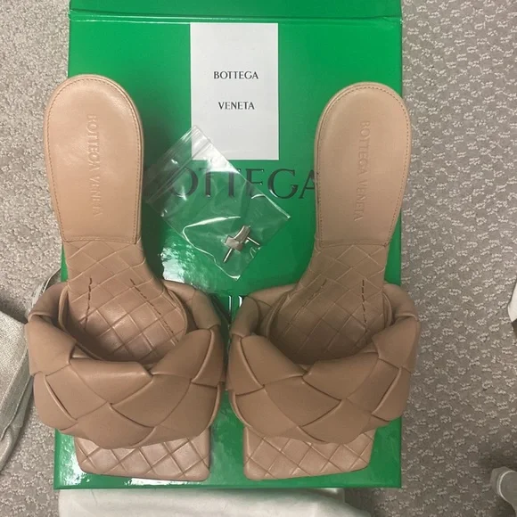 Bottega Veneta intrecciato sandal in color nude/cipria. Color is out of stock - Picture 2 of 8